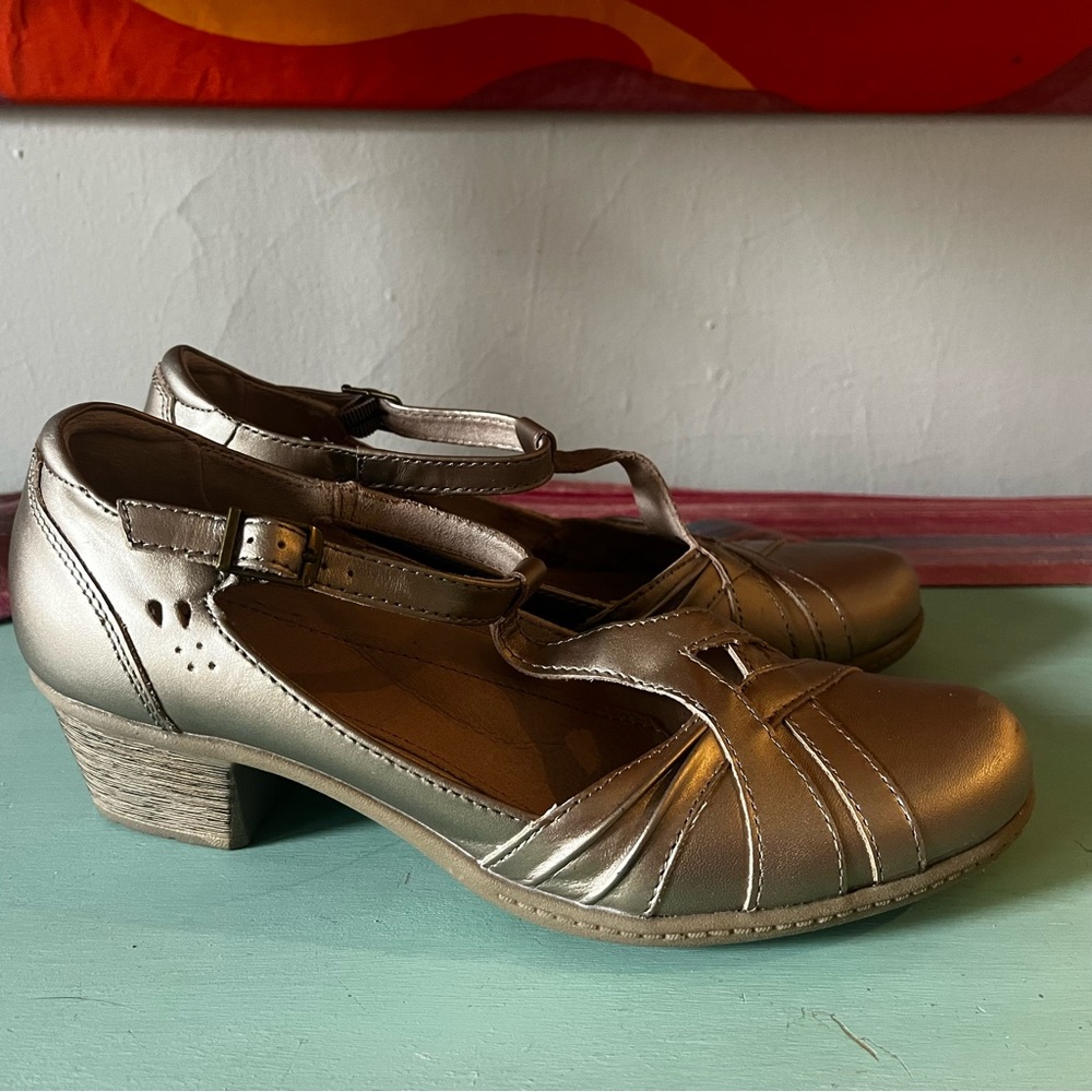 Earth Gold Strappy Metallic Pumps size 9